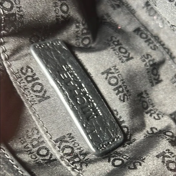 Michael Kors Black and Gold Adjustable Crossbody Bag with Elegant Design - Picture 10 of 11